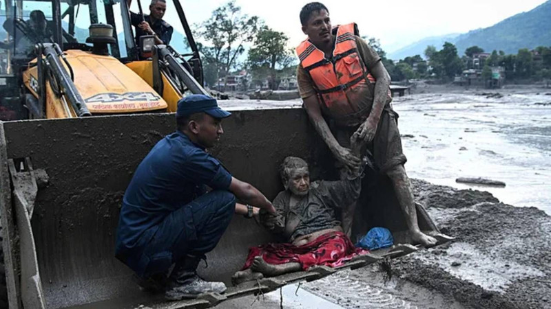 Nepal'de bilanço ağırlaşıyor! Felaketin sebebiyle ilgili korkutan iddia: Dev parça koptu - Resim: 10