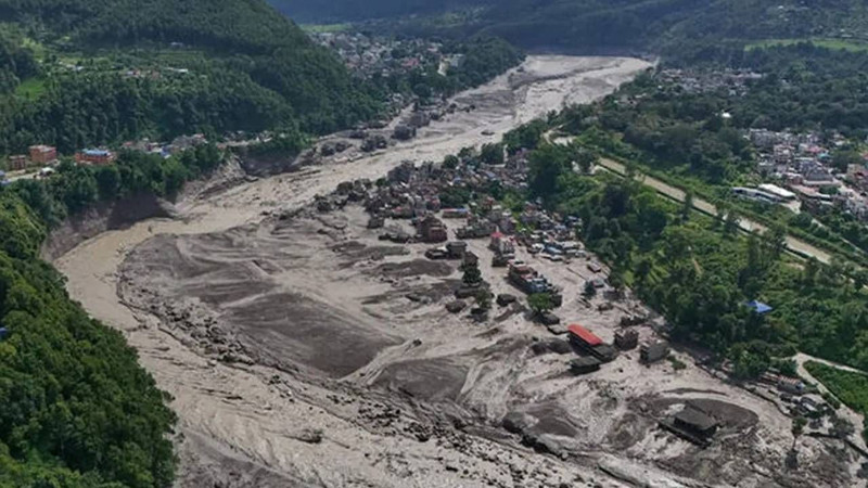 Nepal'de bilanço ağırlaşıyor! Felaketin sebebiyle ilgili korkutan iddia: Dev parça koptu - Resim: 9