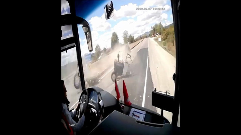 Kastamonu'da dehşete düşüren kaza: Traktör ikiye bölündü - Resim: 3