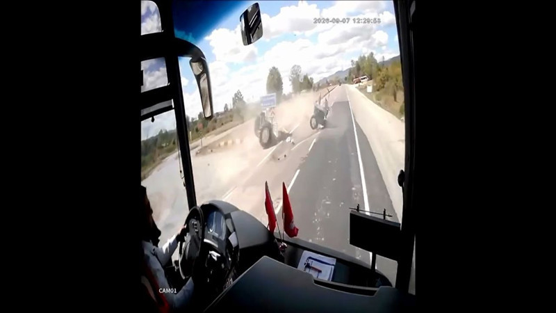 Kastamonu'da dehşete düşüren kaza: Traktör ikiye bölündü - Resim: 2