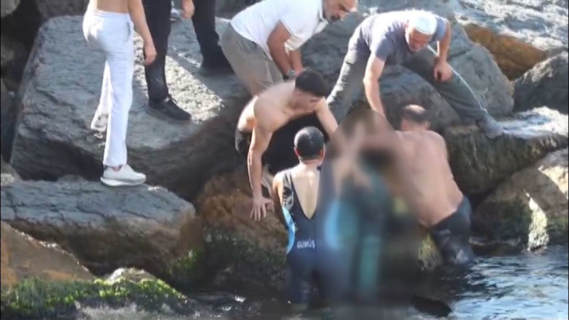 Kız Kulesi açıklarında faciadan dönüldü! Balık avlarken canından oluyordu: Yaşam mücadelesi veriyor! - Resim: 4