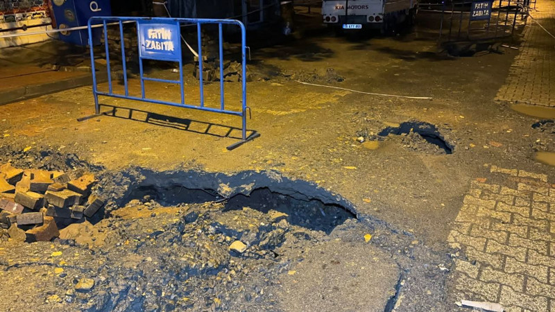 AKOM uyarmıştı! İstanbul ve Ankara'da kabus gibi gece! Yollar çöktü, kanal taştı, bina tahliye edildi! - Resim: 5