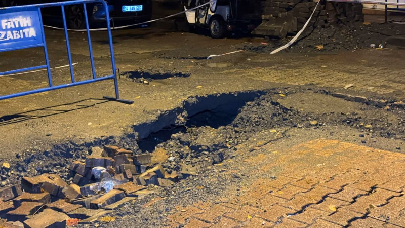 AKOM uyarmıştı! İstanbul ve Ankara'da kabus gibi gece! Yollar çöktü, kanal taştı, bina tahliye edildi! - Resim: 2