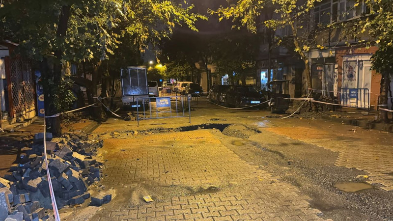 AKOM uyarmıştı! İstanbul ve Ankara'da kabus gibi gece! Yollar çöktü, kanal taştı, bina tahliye edildi! - Resim: 6