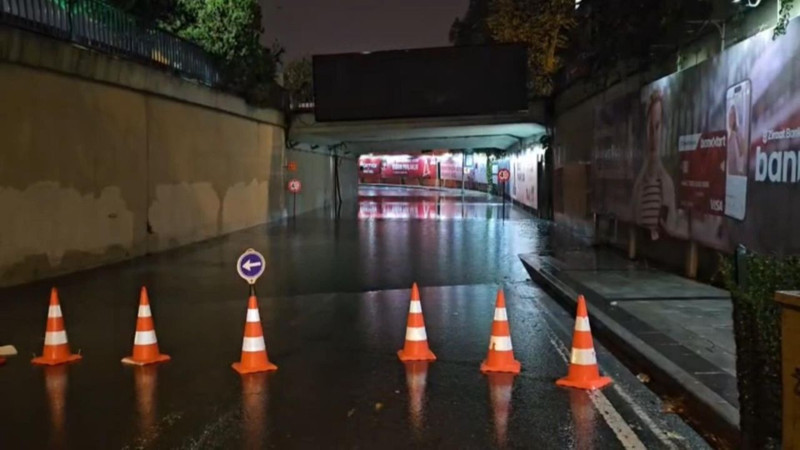 AKOM uyarmıştı! İstanbul ve Ankara'da kabus gibi gece! Yollar çöktü, kanal taştı, bina tahliye edildi! - Resim: 4