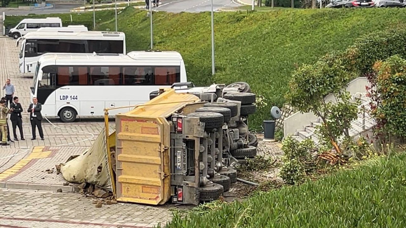 Eyüpsultan'da hafriyat kamyonu felakete yol açtı! İSKİ'nin bahçesine uçtuğu anlar kamerada - Resim: 3