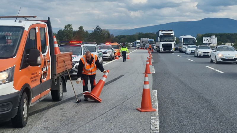 Düzce’de feci kaza! Köprüden uçan TIR küle döndü: Sürücüsü az kalsın yanacaktı - Resim: 5