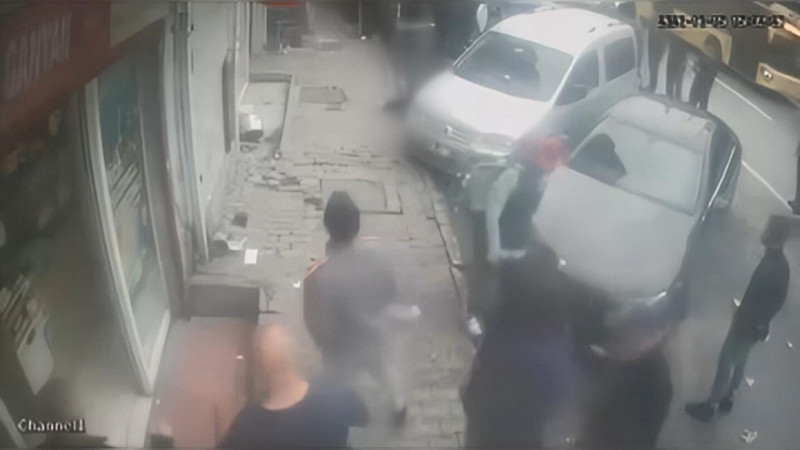 Beyoğlu'nda panik anları! Otel tabelasına çıkıp “Polis yok mu” diye bağırdı: Saniyeler içinde böyle düştü - Resim: 6