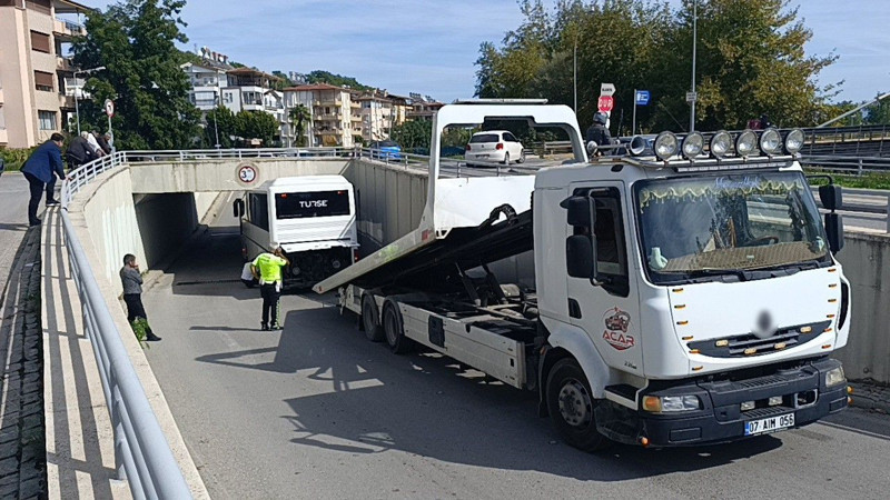 Uyarılara aldırış etmeyince alt geçitte sıkıştı! 3 saatli operasyonu simit ayran eşliğinde izledi - Resim: 6