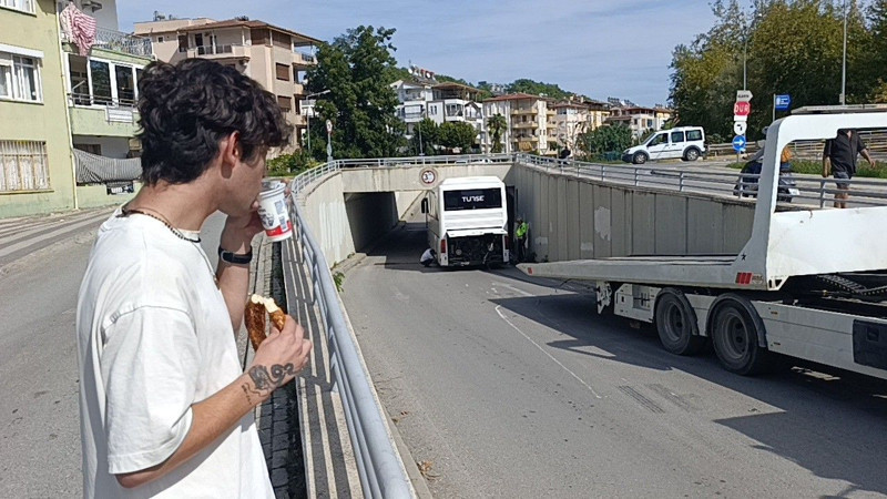 Uyarılara aldırış etmeyince alt geçitte sıkıştı! 3 saatli operasyonu simit ayran eşliğinde izledi - Resim: 7