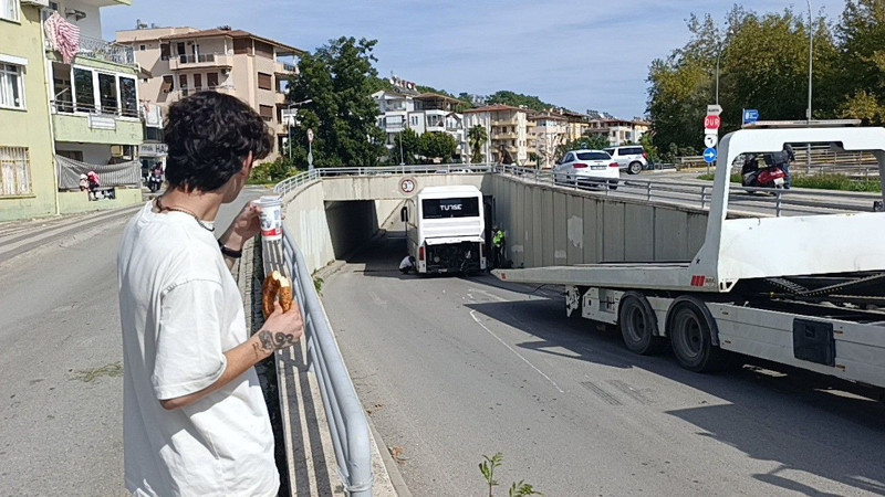 Uyarılara aldırış etmeyince alt geçitte sıkıştı! 3 saatli operasyonu simit ayran eşliğinde izledi - Resim: 4