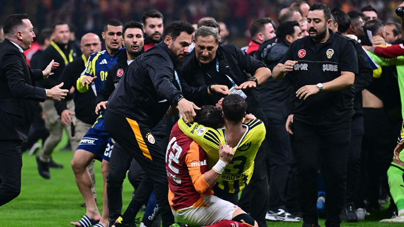 Galatasaray-Fenerbahçe saha karışmıştı! Kavganın faturası ağır olabilir: PFDK kaç maç ceza verilecek? - Resim: 7