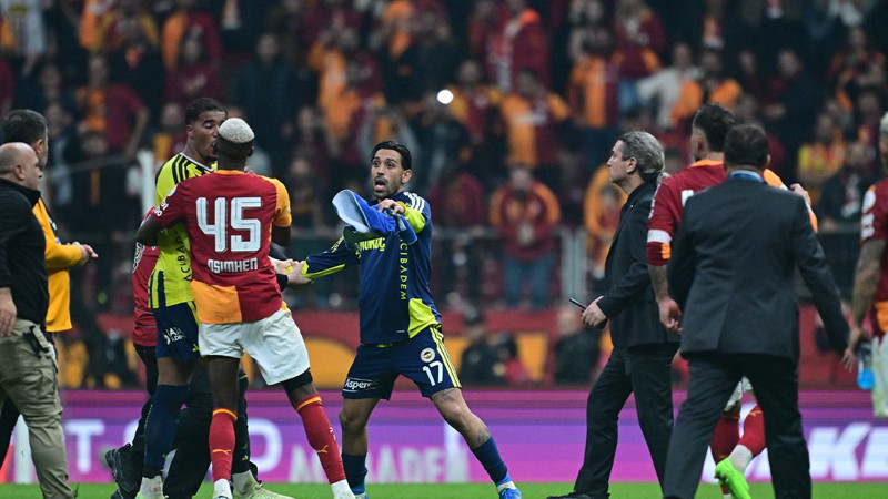 Galatasaray-Fenerbahçe saha karışmıştı! Kavganın faturası ağır olabilir: PFDK kaç maç ceza verilecek? - Resim: 16