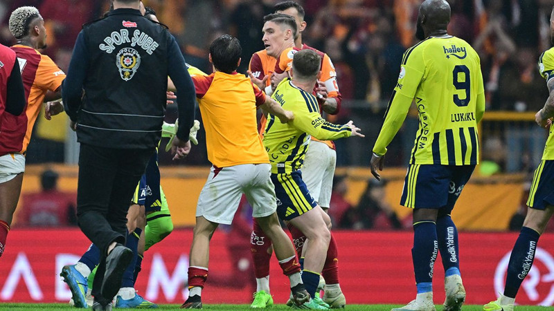 Galatasaray-Fenerbahçe saha karışmıştı! Kavganın faturası ağır olabilir: PFDK kaç maç ceza verilecek? - Resim: 17