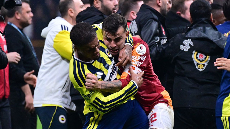 Galatasaray-Fenerbahçe saha karışmıştı! Kavganın faturası ağır olabilir: PFDK kaç maç ceza verilecek? - Resim: 2