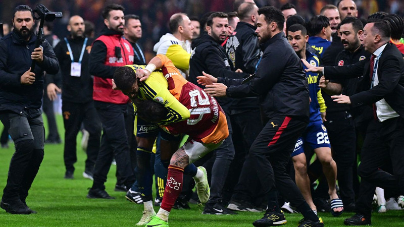 Galatasaray-Fenerbahçe saha karışmıştı! Kavganın faturası ağır olabilir: PFDK kaç maç ceza verilecek? - Resim: 3