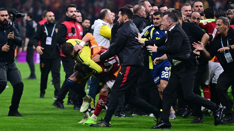 Galatasaray-Fenerbahçe saha karışmıştı! Kavganın faturası ağır olabilir: PFDK kaç maç ceza verilecek? - Resim: 4
