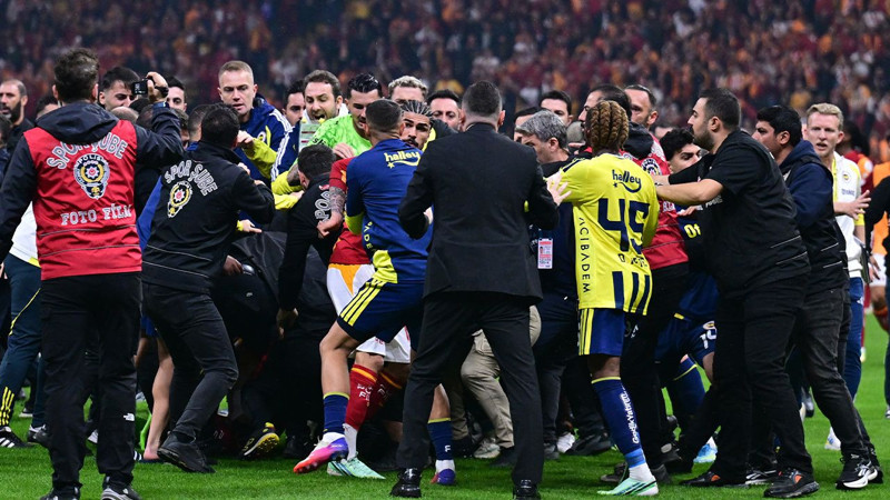 Galatasaray-Fenerbahçe saha karışmıştı! Kavganın faturası ağır olabilir: PFDK kaç maç ceza verilecek? - Resim: 8