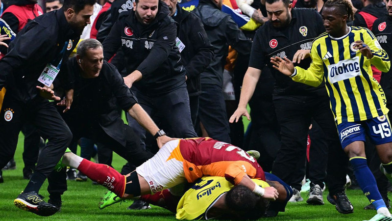 Galatasaray-Fenerbahçe saha karışmıştı! Kavganın faturası ağır olabilir: PFDK kaç maç ceza verilecek? - Resim: 5