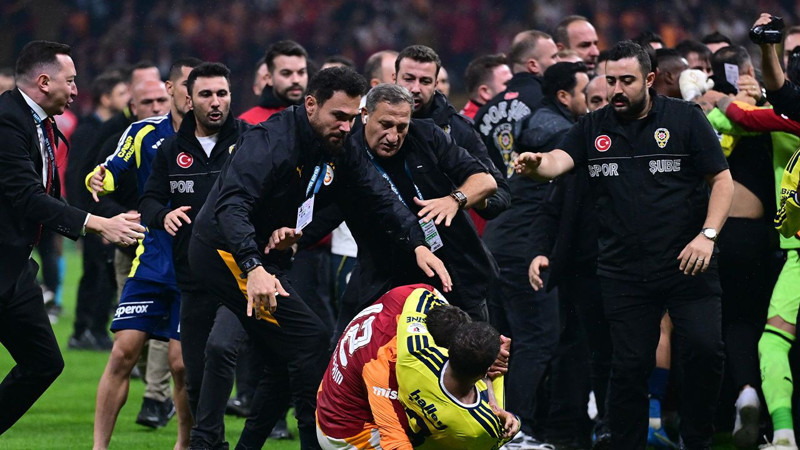 Galatasaray-Fenerbahçe saha karışmıştı! Kavganın faturası ağır olabilir: PFDK kaç maç ceza verilecek? - Resim: 6