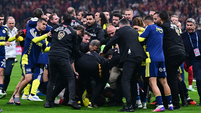 Galatasaray-Fenerbahçe saha karışmıştı! Kavganın faturası ağır olabilir: PFDK kaç maç ceza verilecek? - Resim: 9