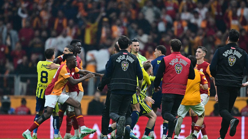 Galatasaray-Fenerbahçe saha karışmıştı! Kavganın faturası ağır olabilir: PFDK kaç maç ceza verilecek? - Resim: 10
