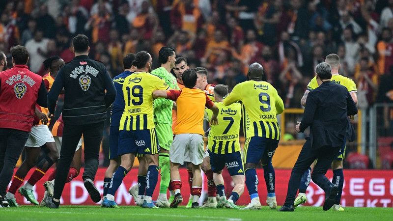 Galatasaray-Fenerbahçe saha karışmıştı! Kavganın faturası ağır olabilir: PFDK kaç maç ceza verilecek? - Resim: 12
