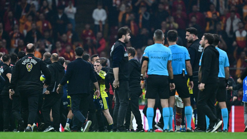 Galatasaray-Fenerbahçe saha karışmıştı! Kavganın faturası ağır olabilir: PFDK kaç maç ceza verilecek? - Resim: 13