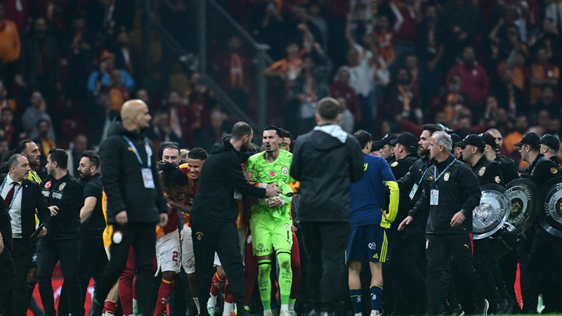 Galatasaray-Fenerbahçe saha karışmıştı! Kavganın faturası ağır olabilir: PFDK kaç maç ceza verilecek? - Resim: 14