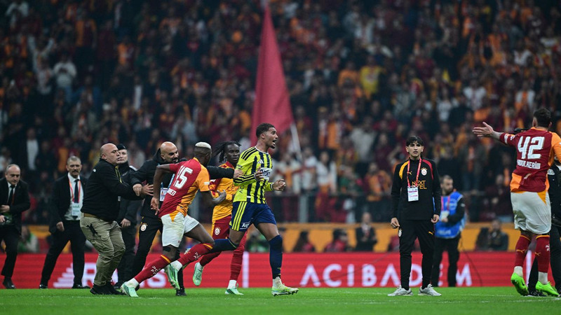 Galatasaray-Fenerbahçe saha karışmıştı! Kavganın faturası ağır olabilir: PFDK kaç maç ceza verilecek? - Resim: 15