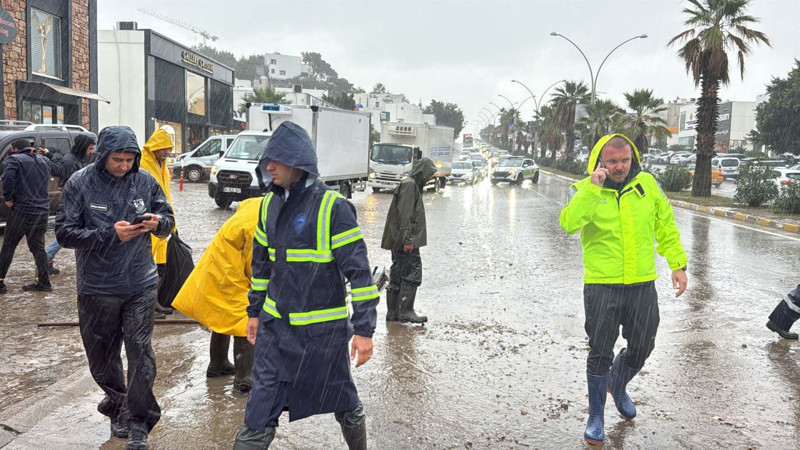 Muğla felaketi yaşıyor! Evler sular altında kaldı, yollar göle döndü: Bir evin ortasına kaya düştü - Resim: 10