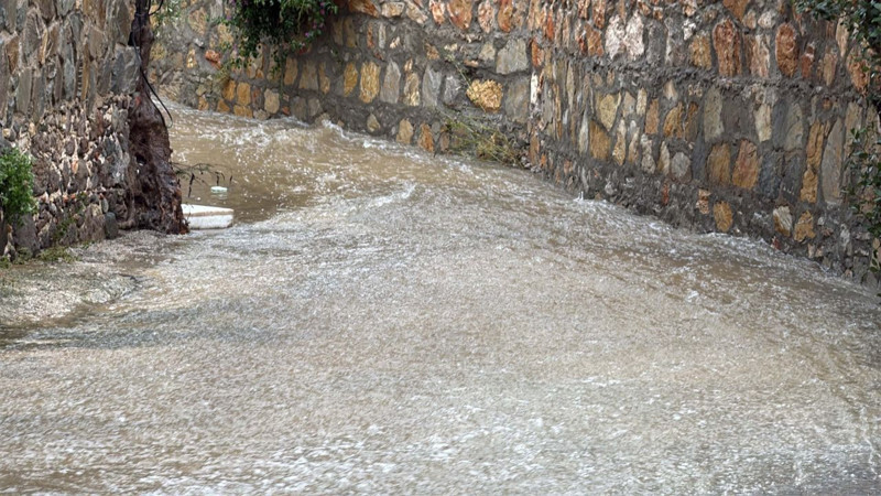 Muğla felaketi yaşıyor! Evler sular altında kaldı, yollar göle döndü: Bir evin ortasına kaya düştü - Resim: 5