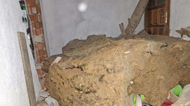 Muğla felaketi yaşıyor! Evler sular altında kaldı, yollar göle döndü: Bir evin ortasına kaya düştü - Resim: 7