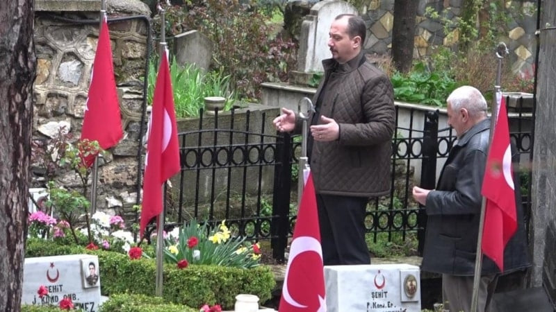 En zor bayramlaşma: İlk durak yine şehitlikler oldu - Resim : 1