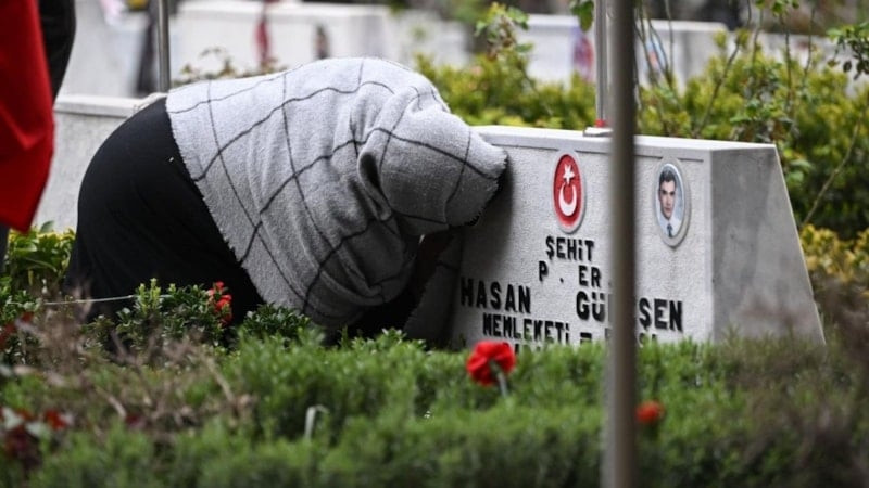 En zor bayramlaşma: İlk durak yine şehitlikler oldu - Resim : 4