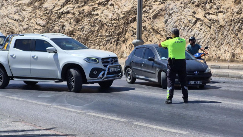 Şarkıcı Dilan Çıtak'tan skandal hareket! Aracını polisin üzerine sürdü: Havaya ateş açılarak durduruldu - Resim: 3