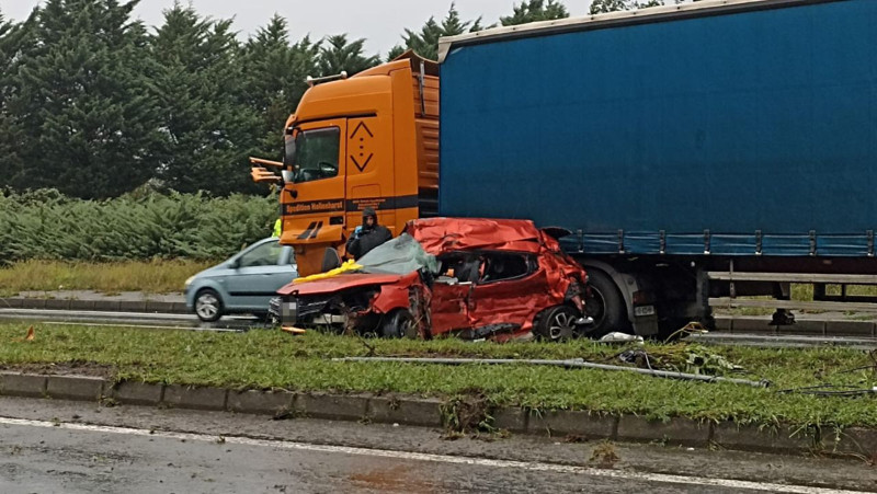 Rize'de katliam gibi kaza! Otomobil tırın dorsesine çarptı… Çok sayıda ölü var - Resim: 1