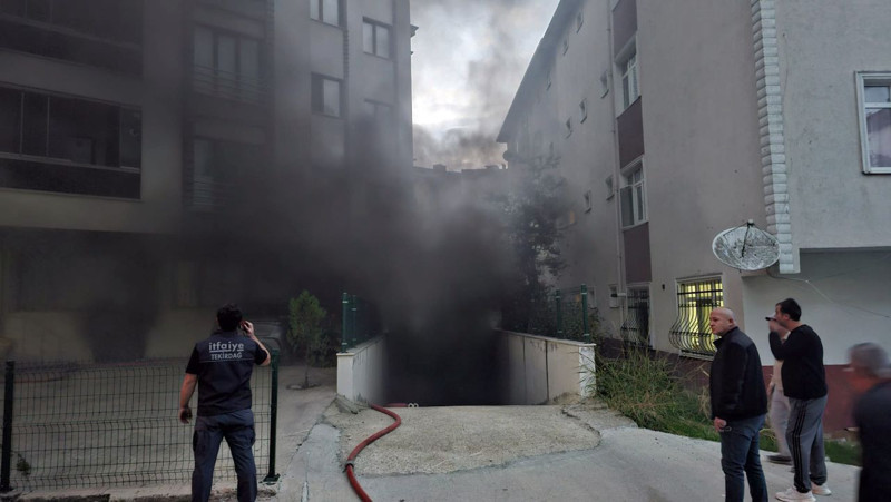 Apartman otoparkında korkunç patlama! Dumanlar binayı sardı: Çok sayıda ekip sevk edildi - Resim: 1