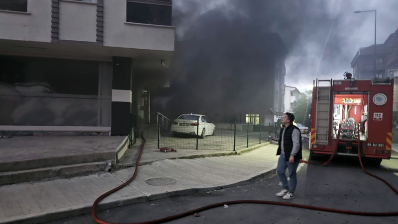 Apartman otoparkında korkunç patlama! Dumanlar binayı sardı: Çok sayıda ekip sevk edildi - Resim: 2