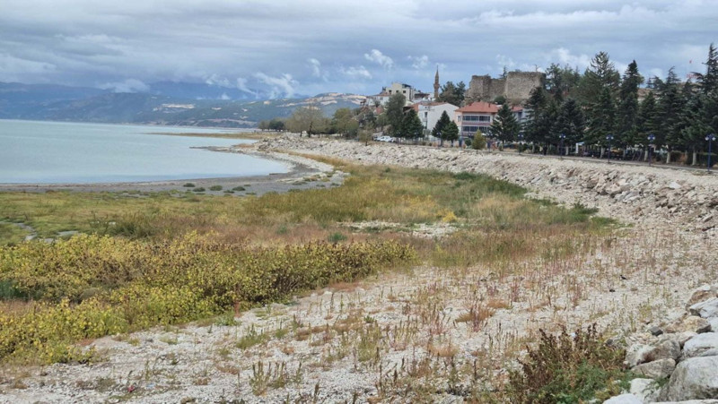 Türkiye’nin dördüncü büyük gölünden endişelendiren manzara! Göl ikiye bölündü, artık hayvanlar otlamaya başladı - Resim: 3