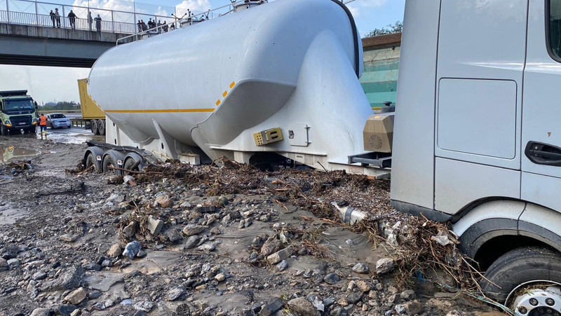 Hatay'da heyelan felaketi! Otoyol kapandı, oluşan hortum korkuttu! - Resim: 3