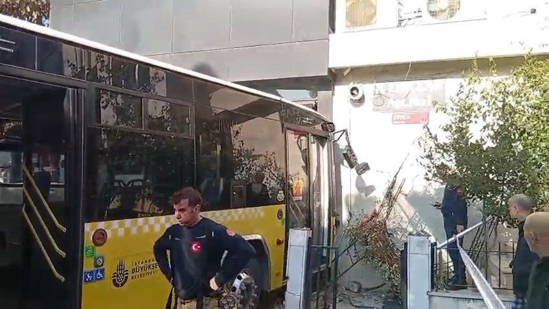 İETT otobüsü börekçiye girdi! Yaralılar var - Resim: 1