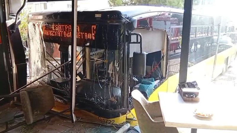 İETT otobüsü börekçiye girdi! Yaralılar var - Resim: 5