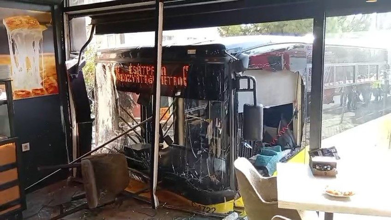 İETT otobüsü börekçiye girdi! Yaralılar var - Resim: 4