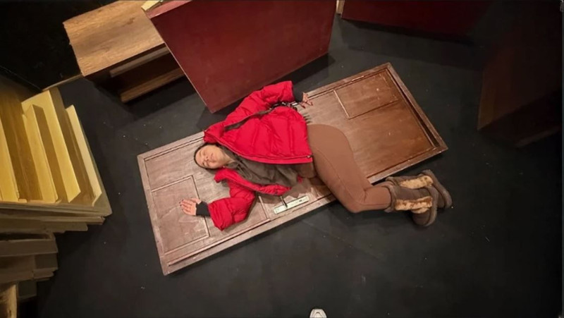 Sahnede talihsiz kaza! Aslı Bekiroğlu'nun kafasına kapı düştü - Resim: 3