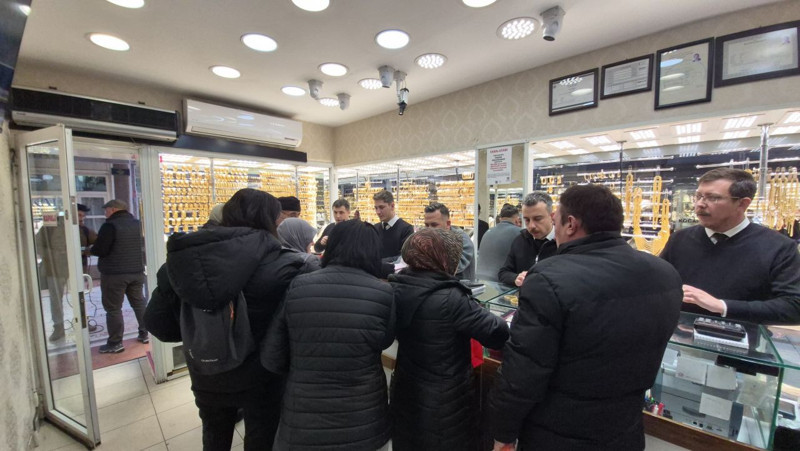 Yaşlı kadın korkudan titreyerek geldi! O detay dolandırıcıları ele verdi - Resim: 5