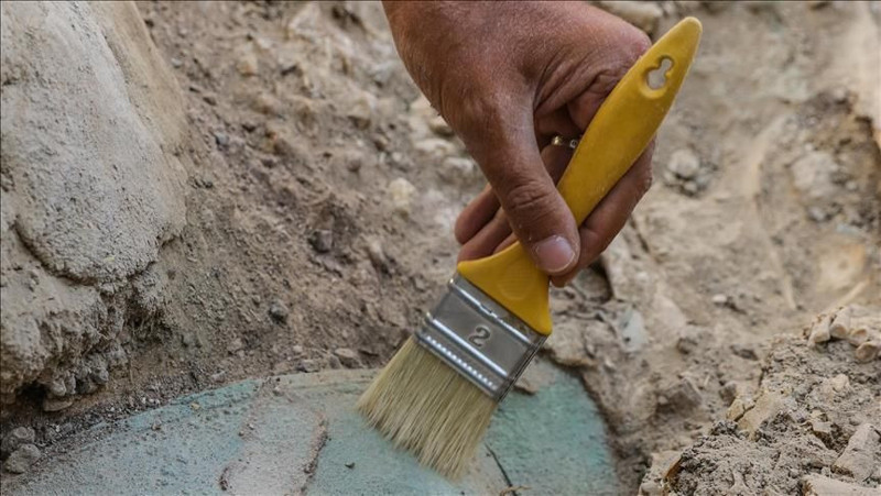 Tarlasında kazı yaparken kazması sert cisme çarptı! Topraktan 100'lerce altın fırladı - Resim: 15