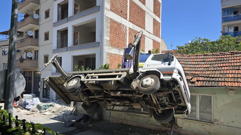 Bursa'da 2 işçiyi taşıyamayan vinç gürültüyle devrildi! Yaralılara düştükleri çatıda müdahale edildi - Resim: 4