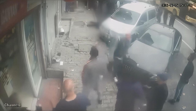 Beyoğlu'nda panik anları! Otel tabelasına çıkıp “Polis yok mu” diye bağırdı: Saniyeler içinde böyle düştü - Resim: 4
