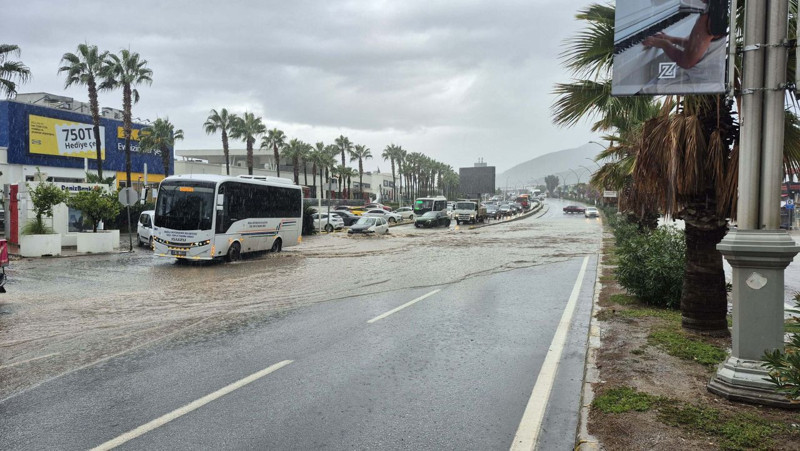 Muğla felaketi yaşıyor! Evler sular altında kaldı, yollar göle döndü: Bir evin ortasına kaya düştü - Resim: 9